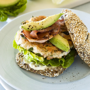 Avocado Bacon Burger Whatameal Avec Accompagnements À Moins De Calories Combo