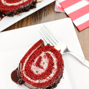 Rebanada De Pastel Rollo Terciopelo Rojo