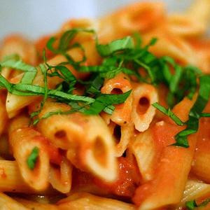 Penne A La Vodka Con Pollo