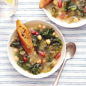 Sopa De Escarola Y Frijoles