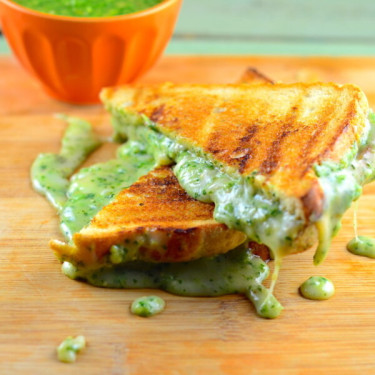 Pan De Ajo Vegano Con Alternativa Vegana A La Mozzarella (V) (Ve) 727 Kcal: Para 2 Personas