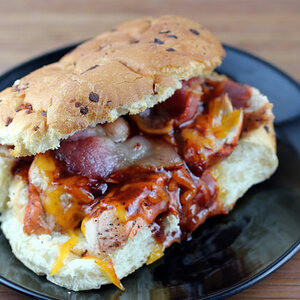 Sándwich De Pollo Con Queso Cheddar Y Tocino