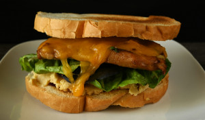 Sandwich Au Poulet, Bacon Et Cheddar