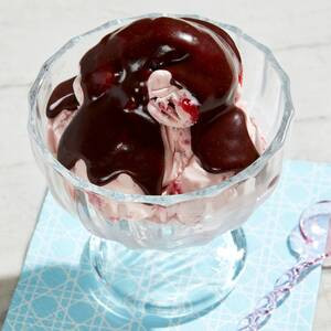 Glace Soft Serve Avec Sauce Chocolat Chaud