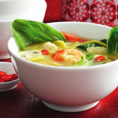 Soupe De Nouilles Aux Œufs Et Fruits De Mer