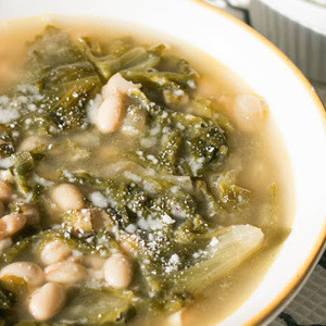 Sopa De Escarola Y Frijoles