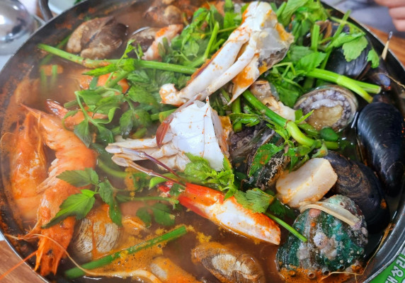 Festin De Fruits De Mer (12 Poissons Panés, 12 Crevettes Papillon, 3 Coquilles De Crabe Farcies Aux Fruits De Mer)