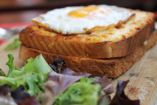 Sándwich De Salchicha, Huevo Y Queso En Brioche