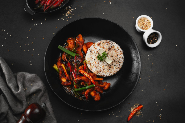 Pollo Con Pimiento Verde En Salsa De Frijoles Negros