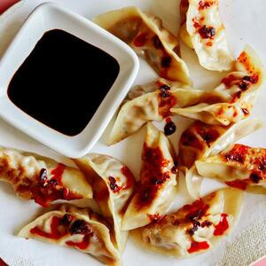 Jiǔ Cài Guō Tiē Raviolis De Ciboulette Sautés