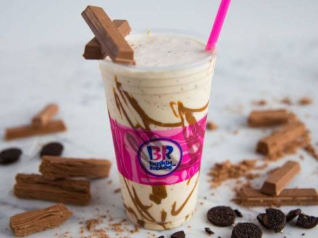 Batido Supremo De Pralinés Y Crema (Helado De Vainilla Con Trozos De Pacana Cubiertos De Praliné Y Una Cinta De Caramelo)