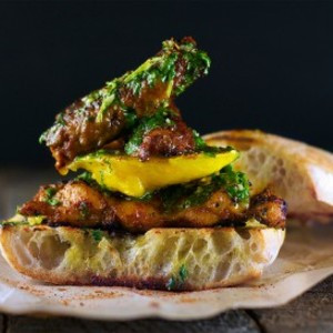 Sandwich Au Poulet Noirci Épicé Avec Combo Bacon Et Fromage