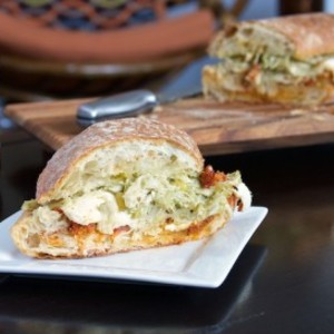 Hühnchen-Caprese-Sandwich-Mittagessen