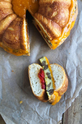 Sándwich De Desayuno Con Salchicha Y Huevo Cheddar