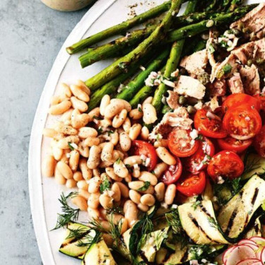 Plato De Ensalada De Atún