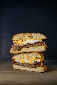 Saucisse, Sandwich Aux Œufs Et Au Cheddar