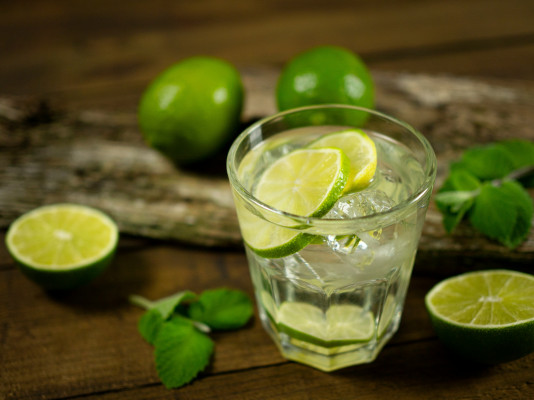 Frisches Limettenwasser