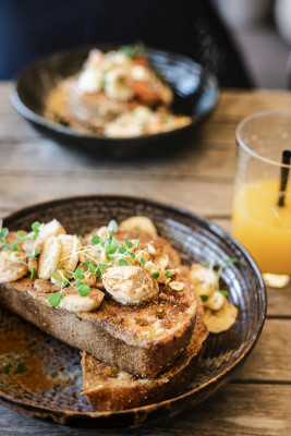 5 Pièces. Repas De Pain Perdu