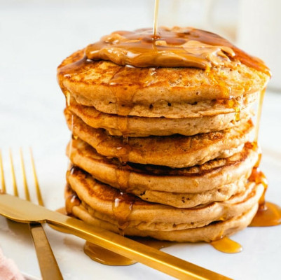 Desayuno De Panqueques Con Taza De Mantequilla De Maní
