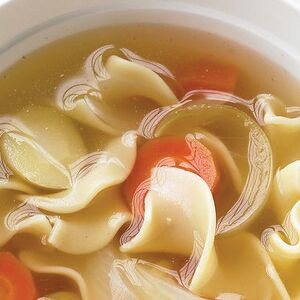 Ensalada De Sopa (Sopa De Pollo Grande Y Ensalada)