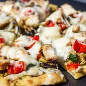 Zucchini-Pesto Mit Gegrilltem Hähnchen