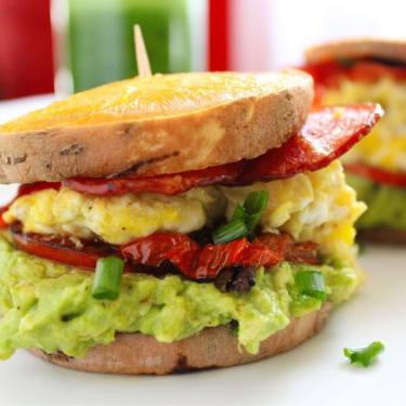 Sandwich Petit-Déjeuner Au Bacon Et Au Poivre Noir Sucré