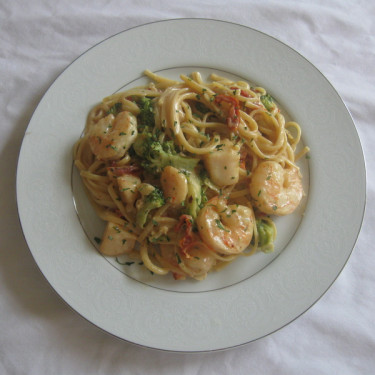 Alfredo De Crevettes Et Pétoncles Aux Tomates Fraîches