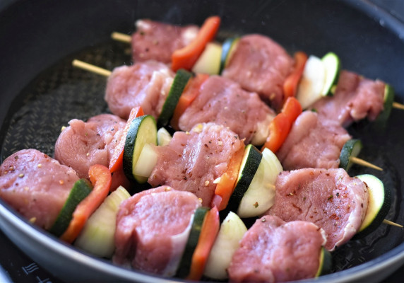 Brochettes De Patates Douces Et D'oignons Rouges