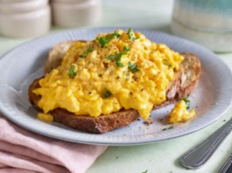Uova Strapazzate Su Pane Tostato