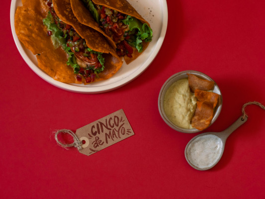 Patatas Fritas Y Salsas