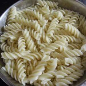 Pasta Con Salsa Roja Y Verduras