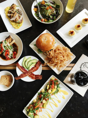 Sándwich De Ensalada De Pollo Y Romero Romano