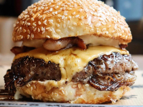 Hamburguesa De Queso Y Tocino A La Barbacoa