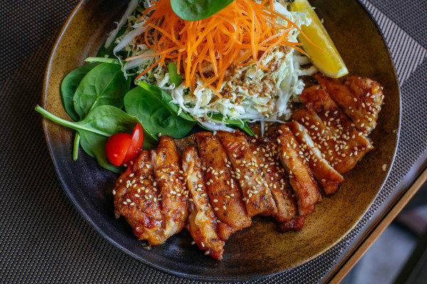 Ensalada De Pollo Teriyaki Con Cebolla Dulce