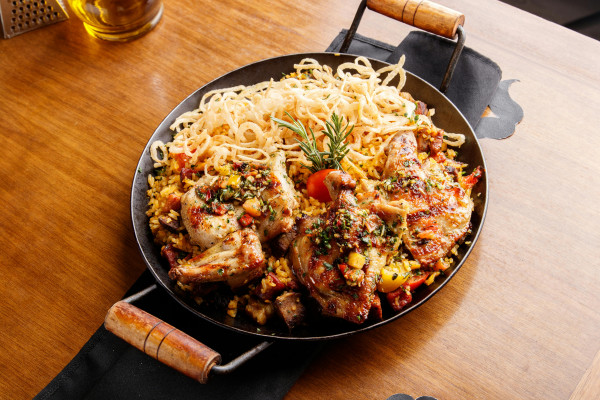 Poulet Avec Sauce À L'ail Déjeuner