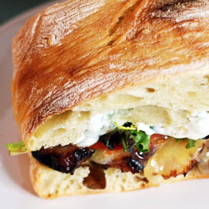 Sandwich Au Cheddar Et Tomates Rôties