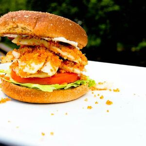 Sándwich De Pescado Con Papas Fritas