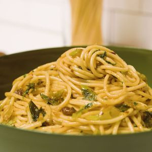 Spaghetti Chili Avec Oignons Hachés Et Haricots Rouges